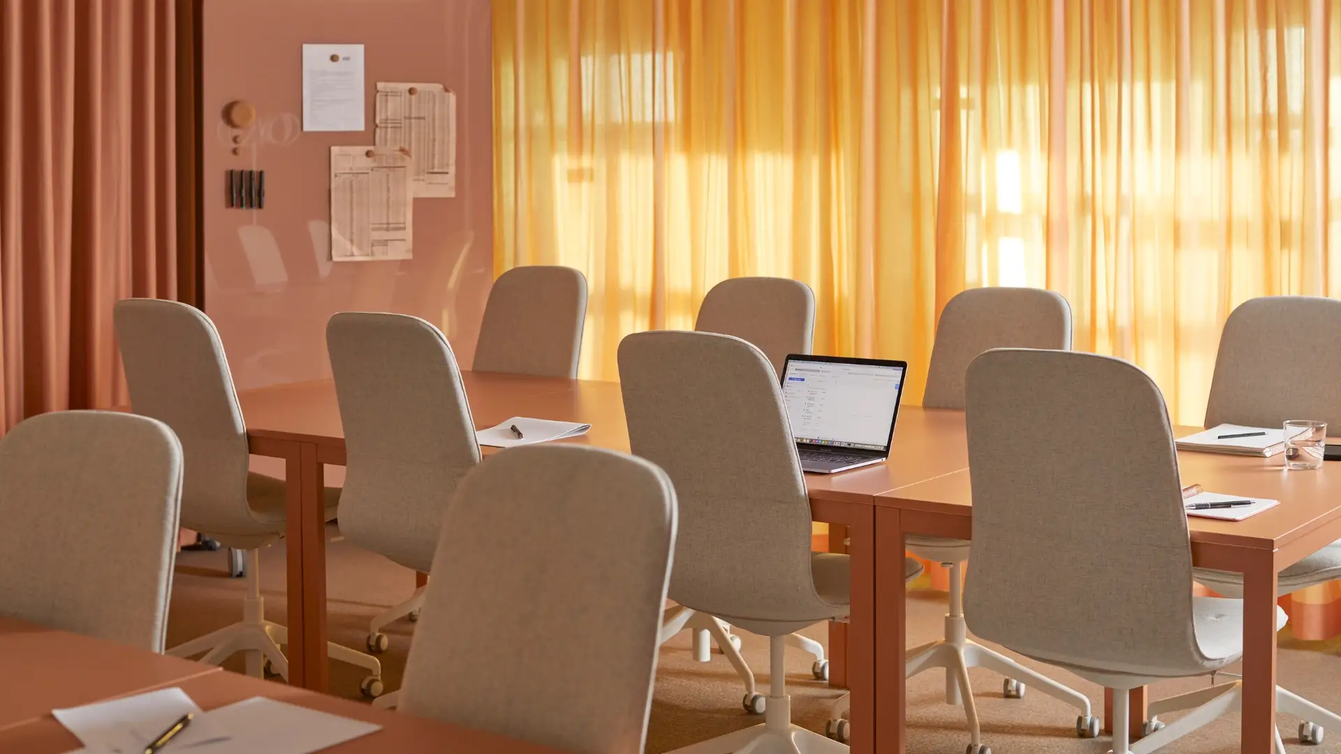 Konferensrum med bord för 20 personer, en inbjudande miljö för produktiva möten.