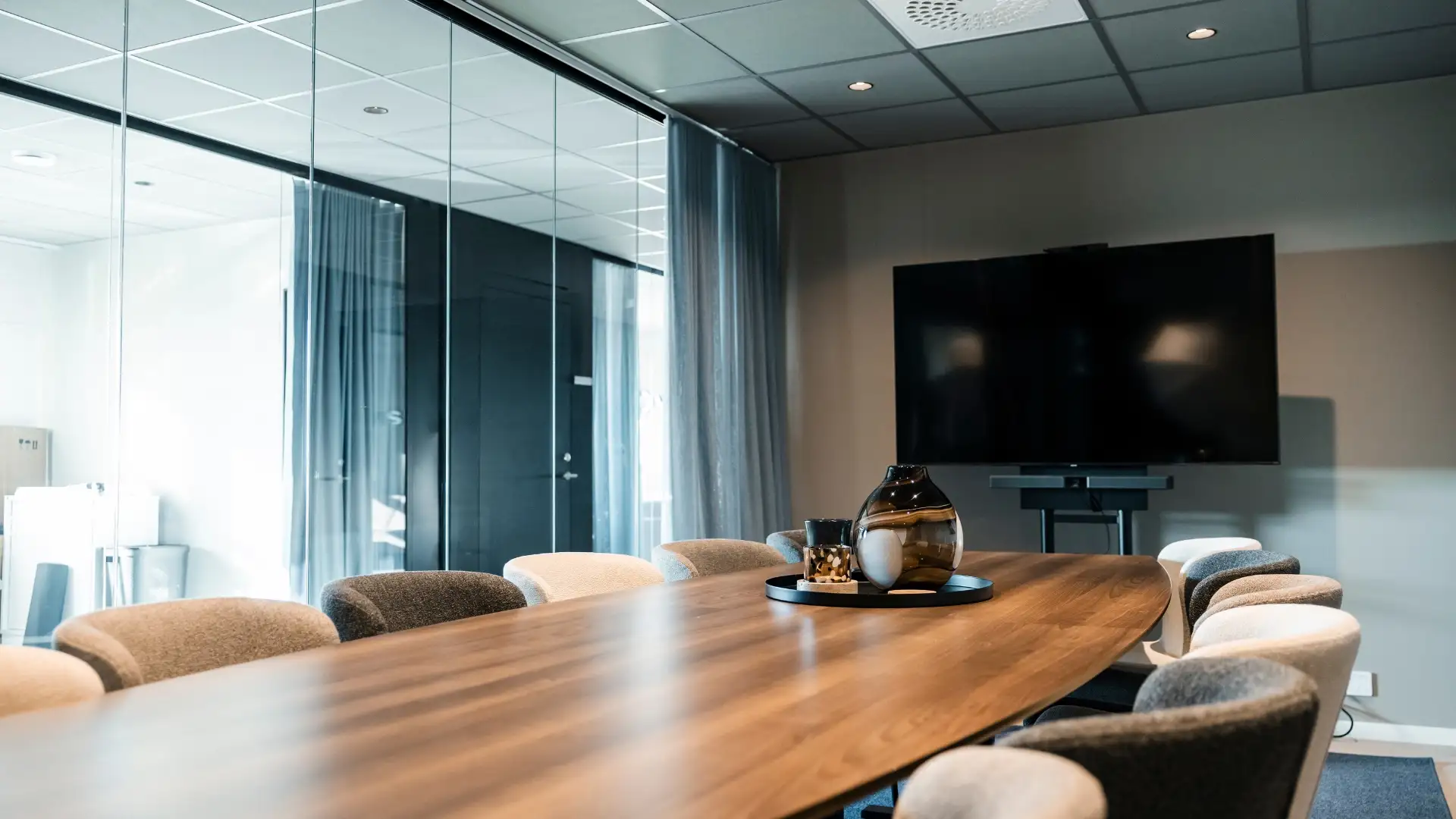 Konferensrum med bord och stolar för 12 personer, idealiskt för professionella möten och diskussioner.