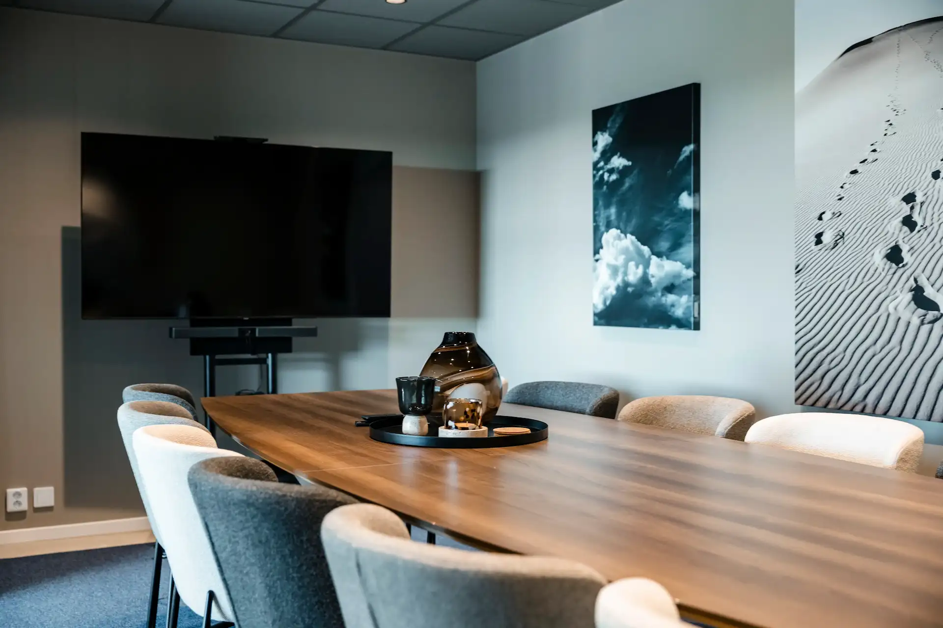 Konferensrum med bord och stolar för 12 personer, idealiskt för professionella möten och diskussioner.